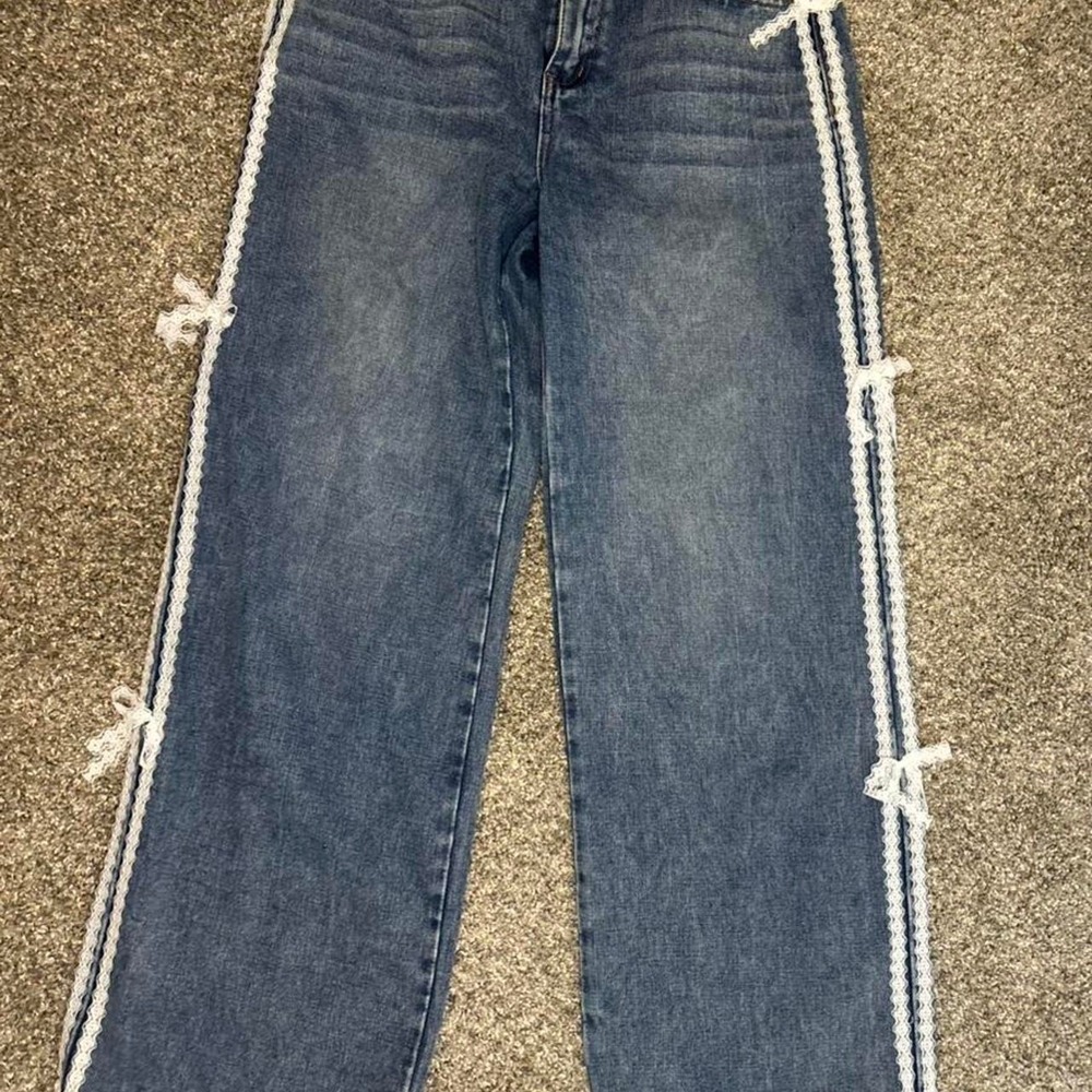 Tenthirty navy blue jeans with white stitching and bow detail.‎ Size: 9